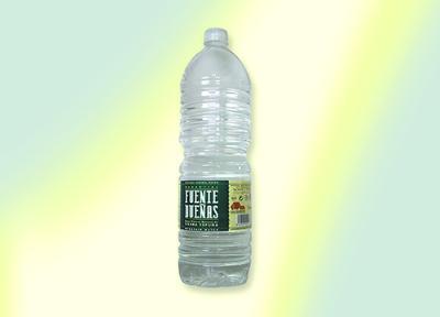 Agua mineral en botella de 2 litros