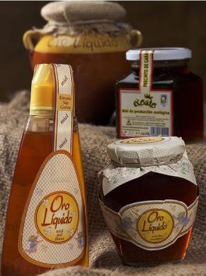 Miel de variedades tales como eucalipto, azahar, romero, mil flores y otras que se comercializan tanto a granel como en envases que van desde los 40 grs a 5 kg